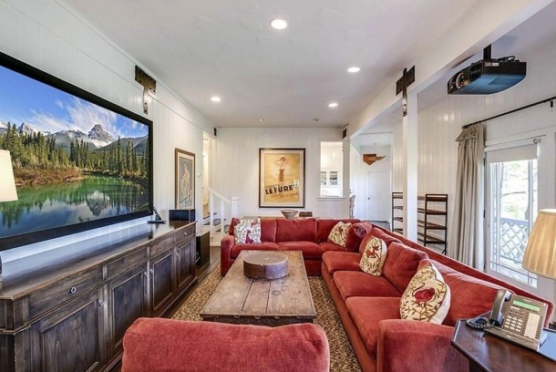 Malikanəsini 8 milyon dollara satır - FOTO